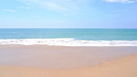 Schäumende-Kleine-Meereswellen-Brechen-Tagsüber-In-Zeitlupe-über-Den-Sandstrand