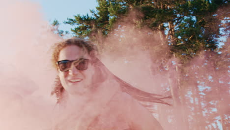 amigos disfrutando del humo rosa al aire libre