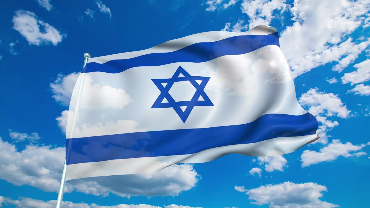 Bandiera di Israele con struttura in tessuto contro un cielo nuvoloso (ripetibile in loop).