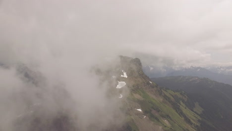 Las-Nubes-Revelan-Lentamente-Un-Pico-De-Montaña-Distante