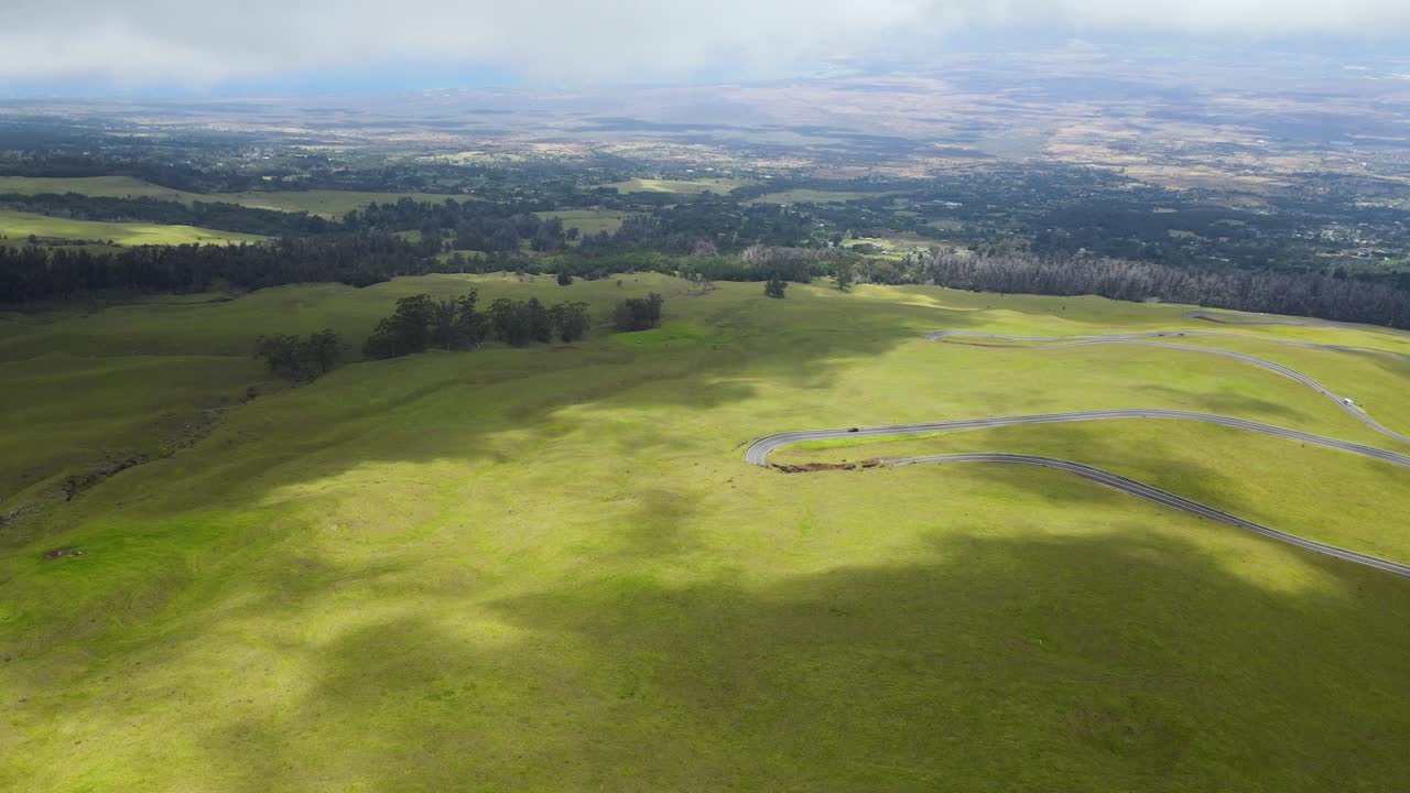 하와이 마우이 섬의 할레아칼라 화산 산 - 공중 틸트 업
