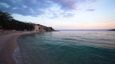 Hermosa-Vista-De-La-Playa-En-Sumartin-Brac-Isla-Croacia-Con-La-Puesta-De-Sol