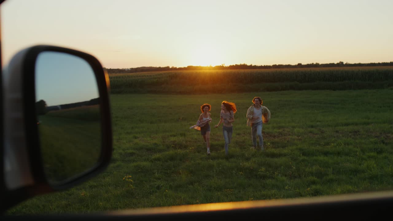 해가 지는 동안 에서 달리는 세 명의 소녀