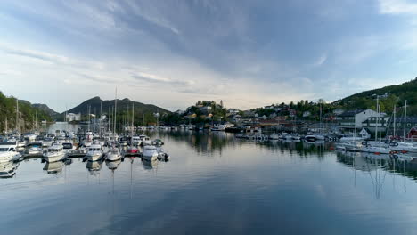 Drohnenschuss,-Der-Rückwärts-In-Der-Norwegischen-Marinbucht-Durch-Boote-Und-Yachten-Fliegt