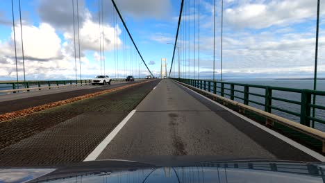 Pov-Conduciendo-Sobre-El-Puente-Mackinaw,-Ciudad-De-Mackinaw,-Michigan