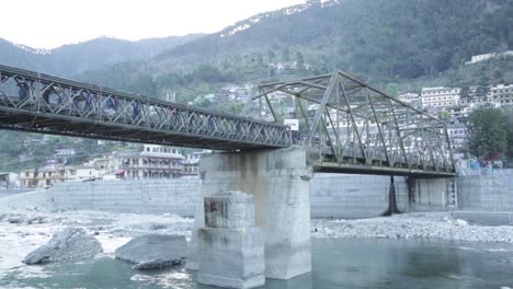 Nim-Auszubildende-Auf-Dem-Weg-Zum-Trail,-Vorbei-An-Einer-Brücke-über-Den-Ganges