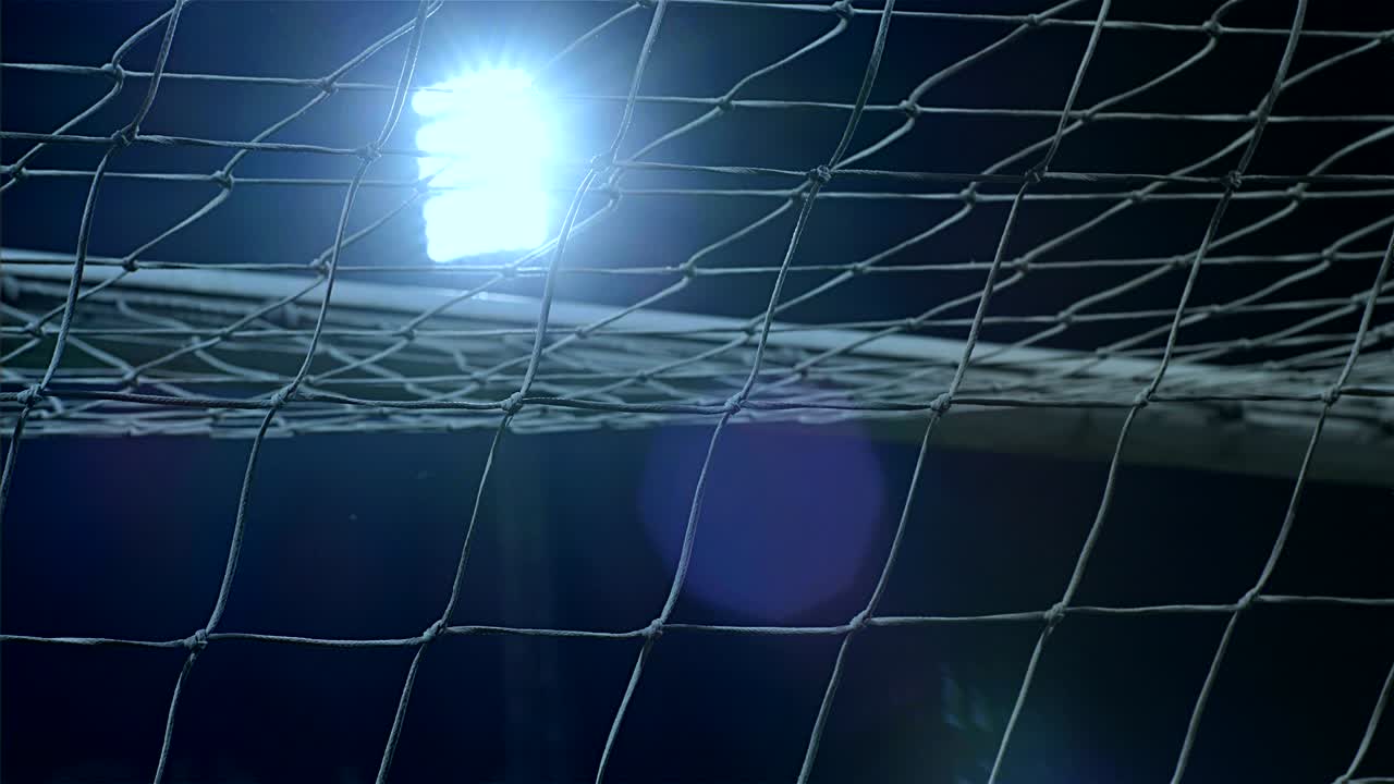 fondo de las luces del estadio de fútbol o fútbol o deportes contra el cielo oscuro, la red delante, 4k