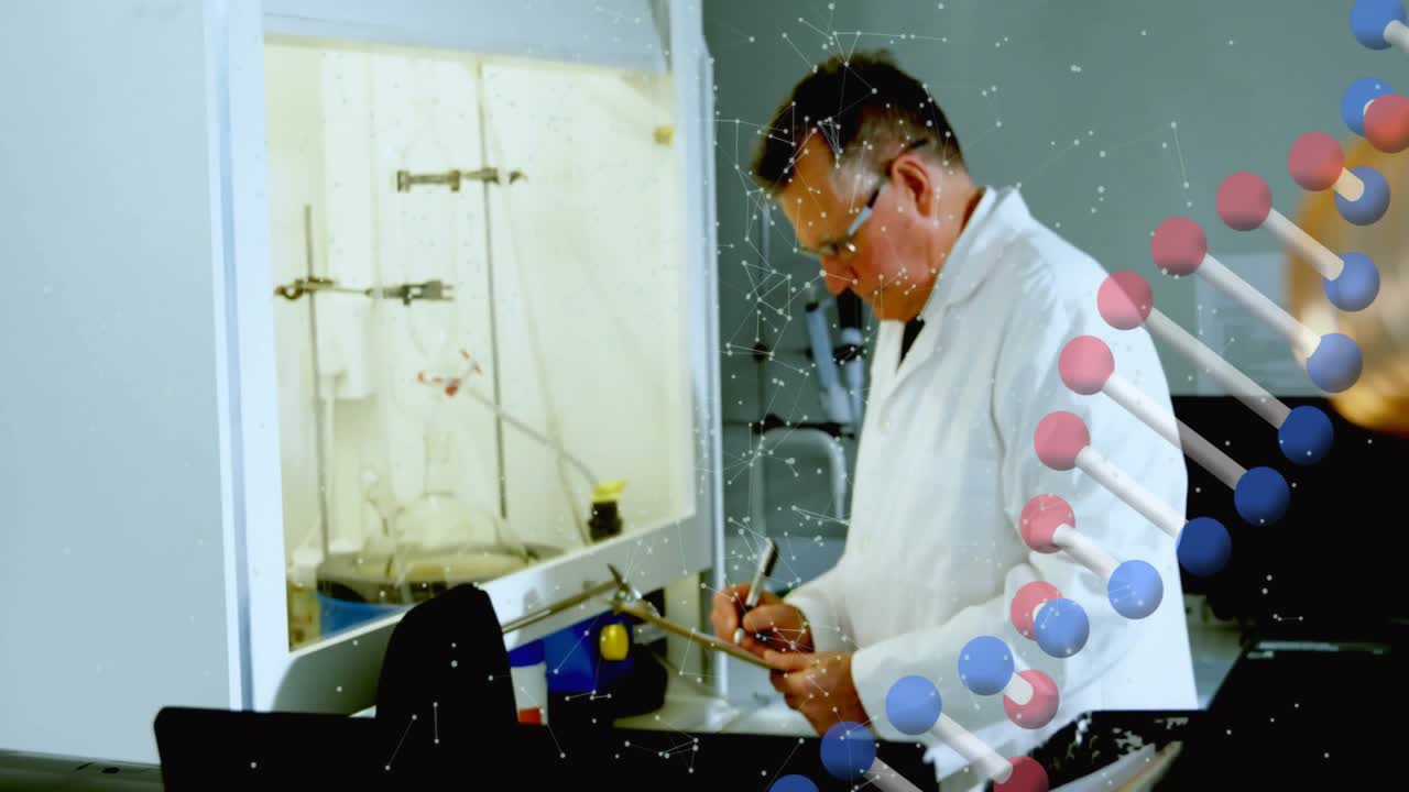 Scienziato senior che esamina i risultati con un blocco appunti in laboratorio di chimica, con grafica molecolare fluttuante.