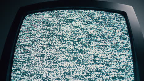 retro: pantalla de televisión clásica que muestra ruido estático monocromático, que simboliza la tecnología retro y la interrupción de los medios