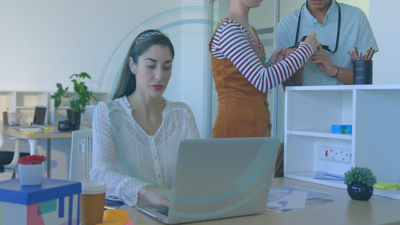 animación de escaneo de alcance sobre diversas personas de negocios