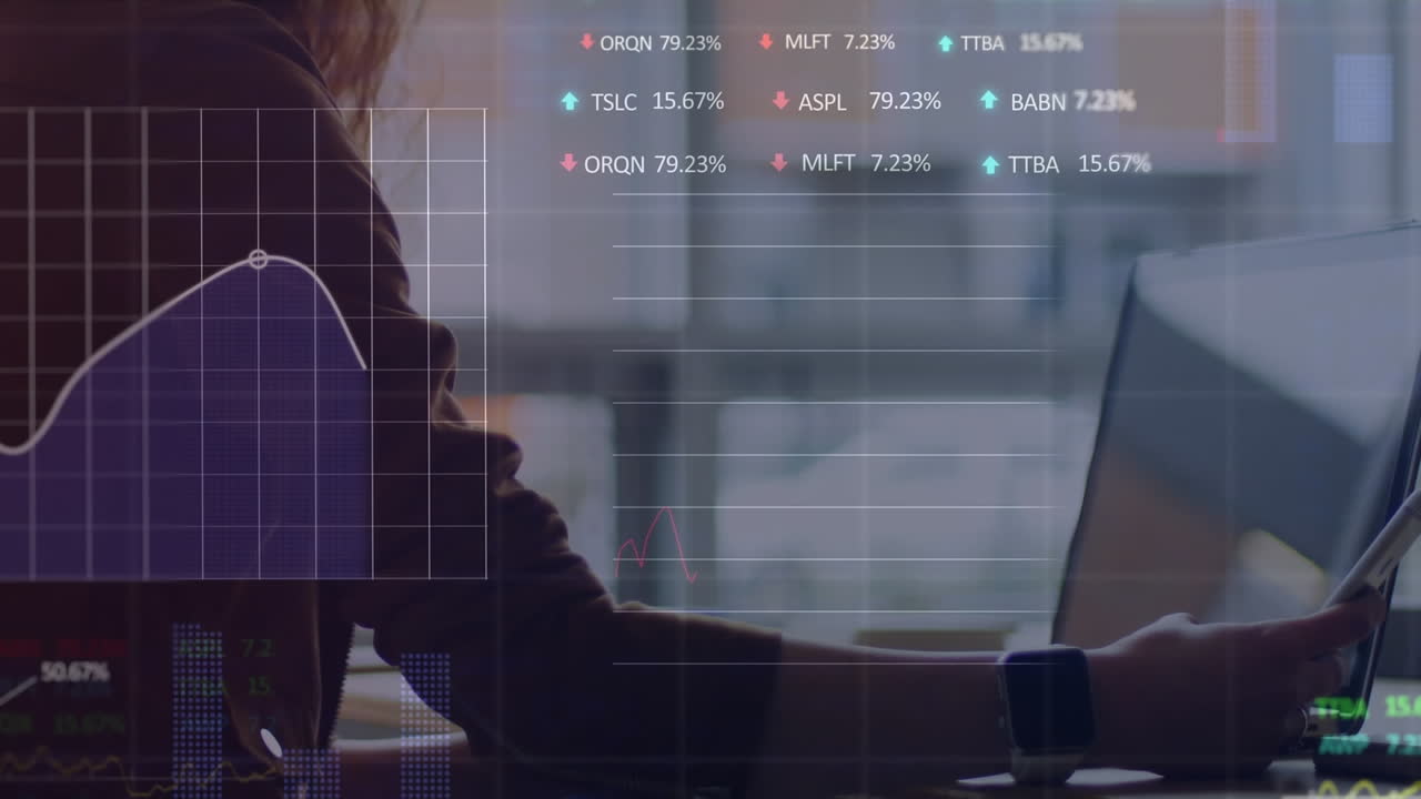 animazione dell'elaborazione dei dati del mercato azionario contro la sezione media della donna che usa lo smartphone in ufficio