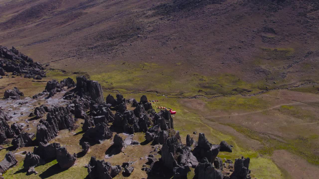 페루 의 후아라즈 대 동굴 에 있는 큰 바위 형성 근처 에 캠핑 하는 사람 들
