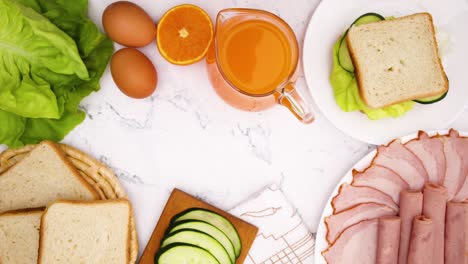 comida para el desayuno parpadeando en la mesa de mármol - detener el movimiento