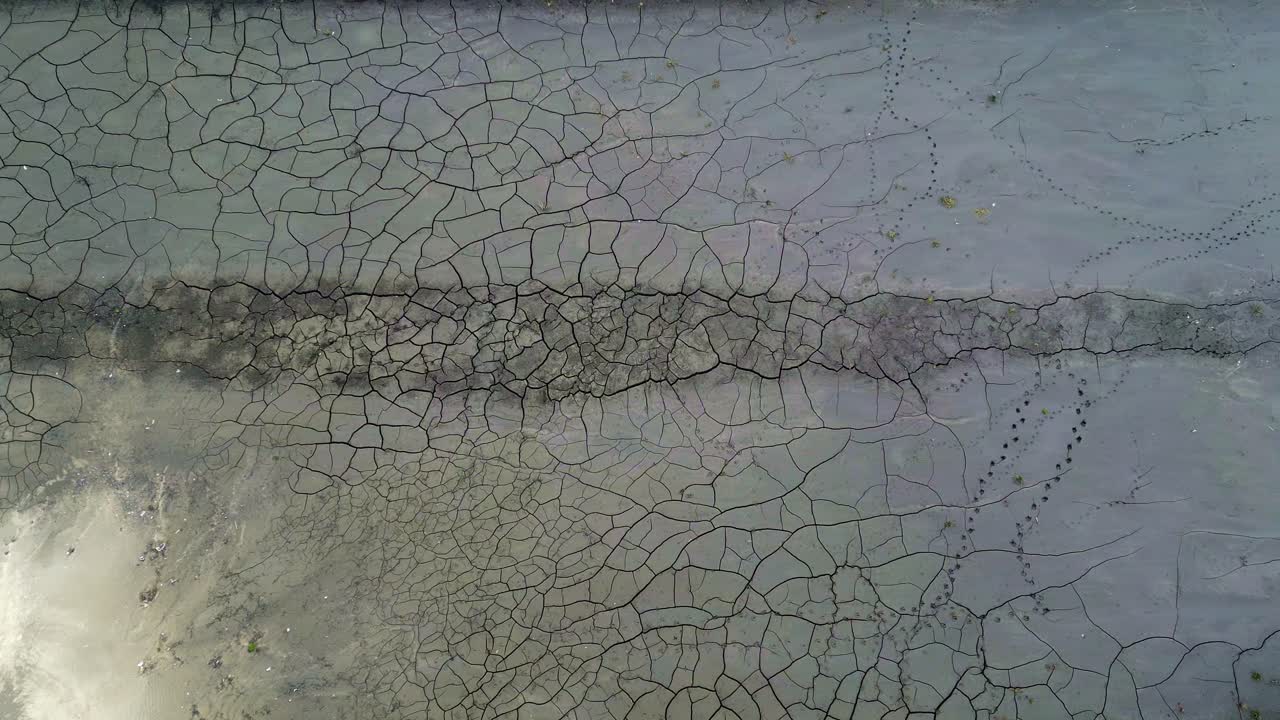 Giethoorn village - top down view of the cracked soil