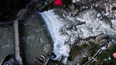 Hängebrücke,-Kundalshai-Wasserfall,-Auch-Bekannt-Als-Kutton-Wasserfall,-Neelum-Tal