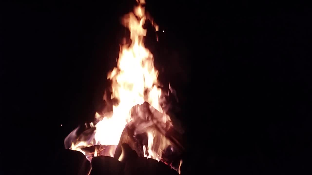 Una hoguera por la noche.