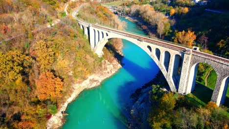 Atemberaubende-4K-Drohnenaufnahmen-Aus-Der-Luft-Von-Der-Solkan-Bogenbrücke-über-Den-Fluss-Soča,-Einem-Majestätischen-Steinwunder-Im-Westen-Sloweniens