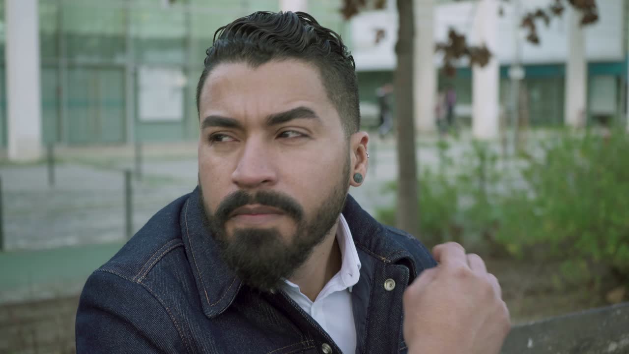 심각한 수염 남자가 생각하고 야외를 멀리보고