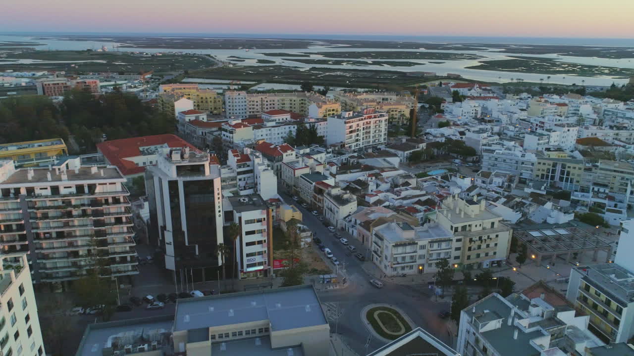 Vista aerea circolare al tramonto della città di Faro e della Laguna, Algarve