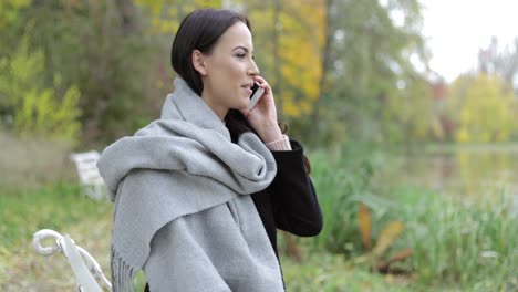 Linda-Mujer-Hablando-Por-Teléfono-En-El-Parque