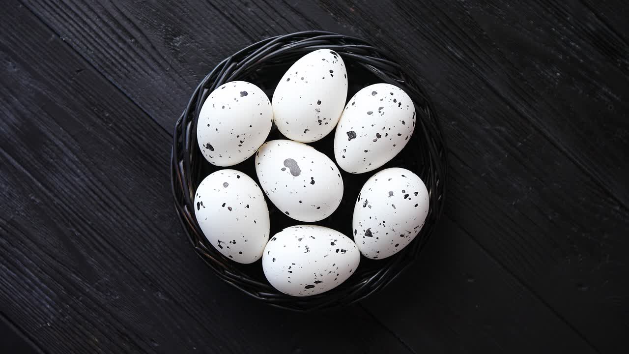 검은 소박한 나무 배경 부활절 기호에 둥지에 전체 닭고기 달걀