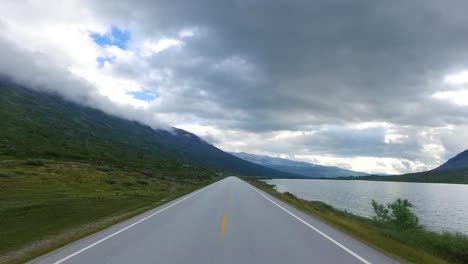 autofahren auf einer straße in norwegen