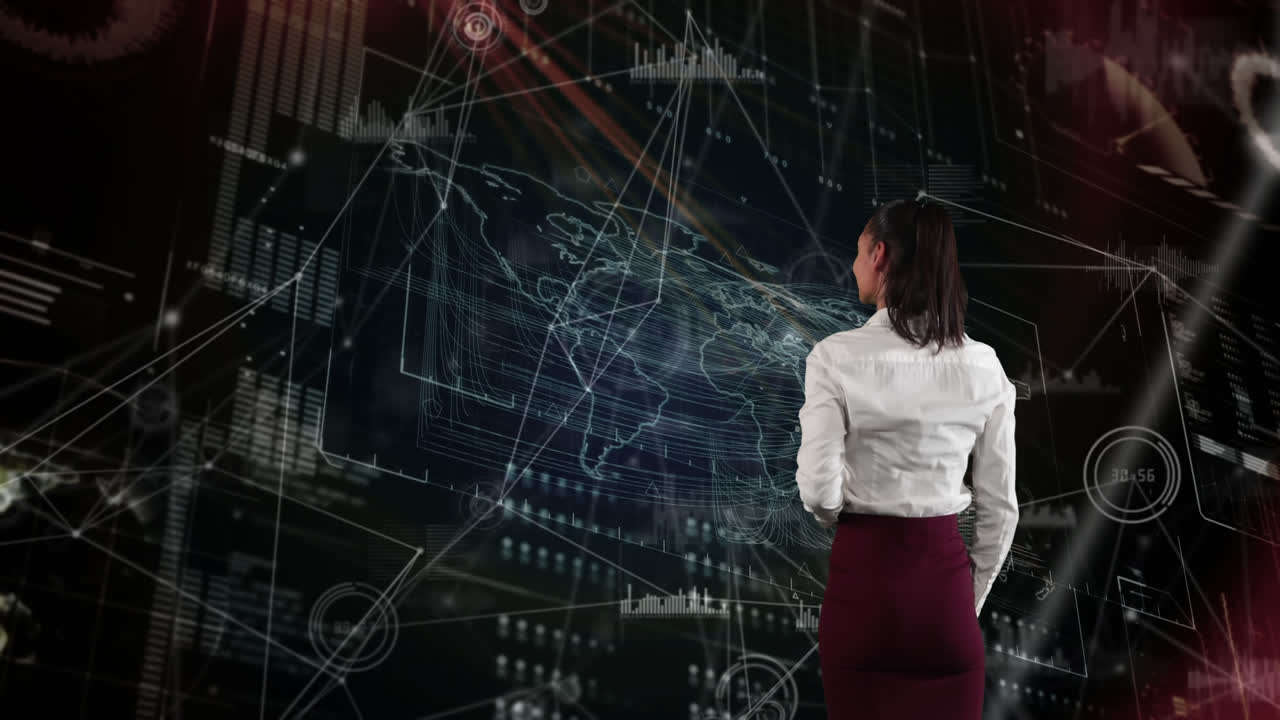 터치 기술을 사용하는 젊은 혼혈 여성