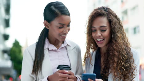 mujer de negocios, teléfono y amigos en la ciudad
