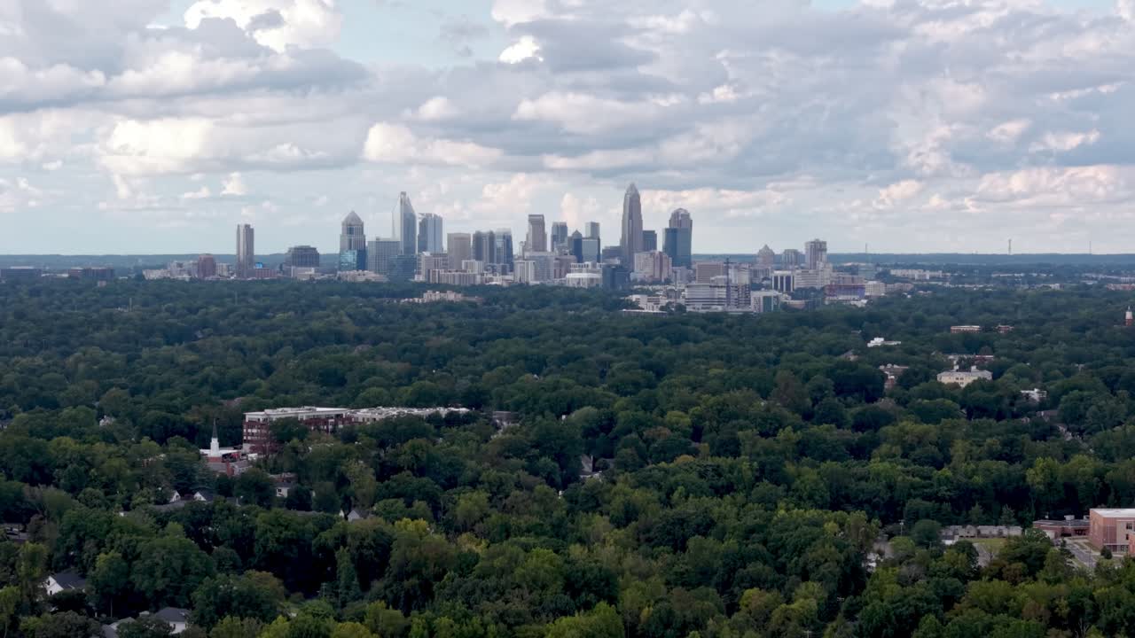 노스캐롤라이나주 샬럿 NC의 스카이라인을 공중에서 높이 밀어 올린 모습이에요.