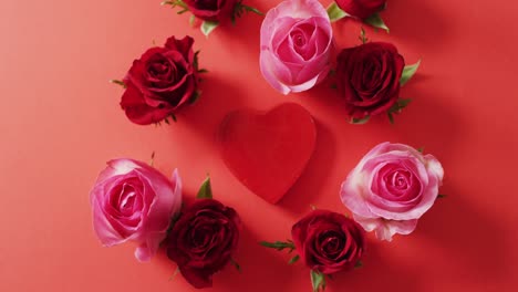 Rote-Und-Rosa-Rosen-Mit-Herz-Auf-Rotem-Hintergrund-Am-Valentinstag