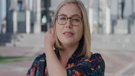 retrato hermosa mujer de negocios segura sonriendo corriendo mano a través del cabello disfrutando de un exitoso estilo de vida urbano profesional mujer emprendedora rubia que parece feliz en la ciudad