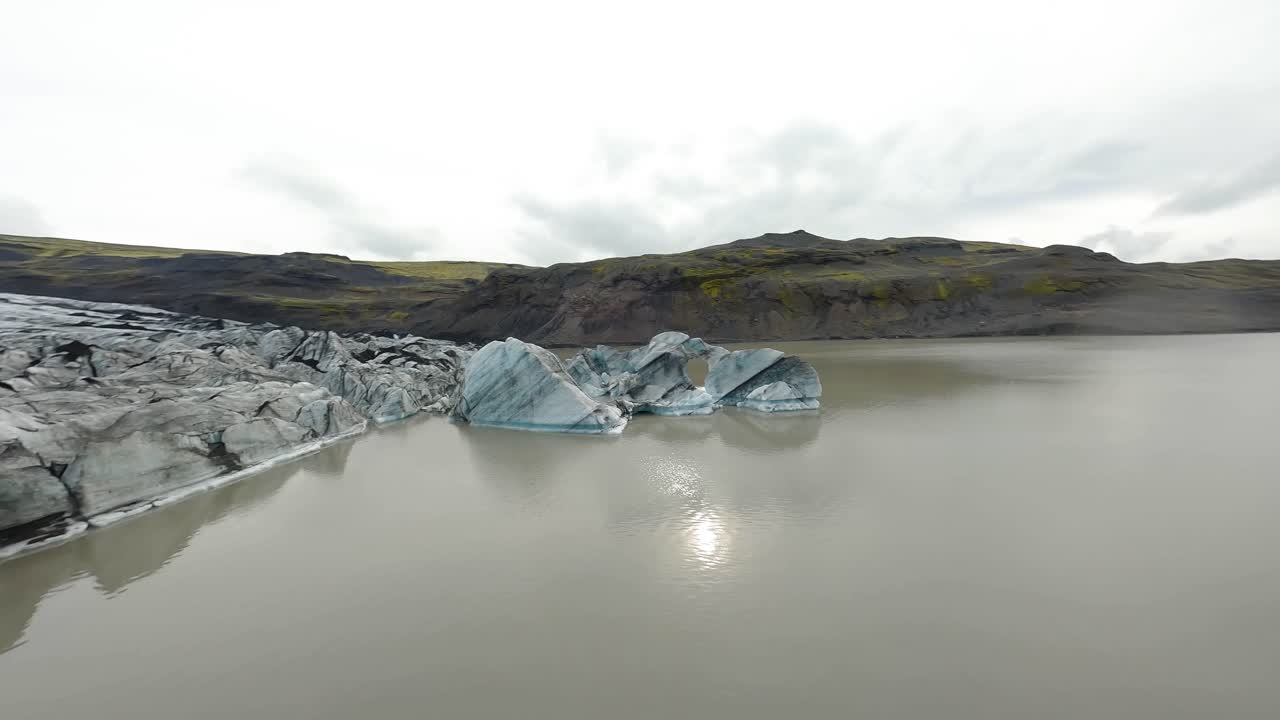 Aerial FPV shot through a melting iceberg at Fjalls&aacute;rl&oacute;n in Iceland
