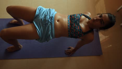 fotografía superior de una joven india haciendo yoga en su habitación