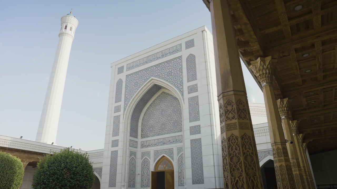 mezquita menor en tashkent, uzbekistán - mezquita moderna con altísimo minarete y cúpula turquesa