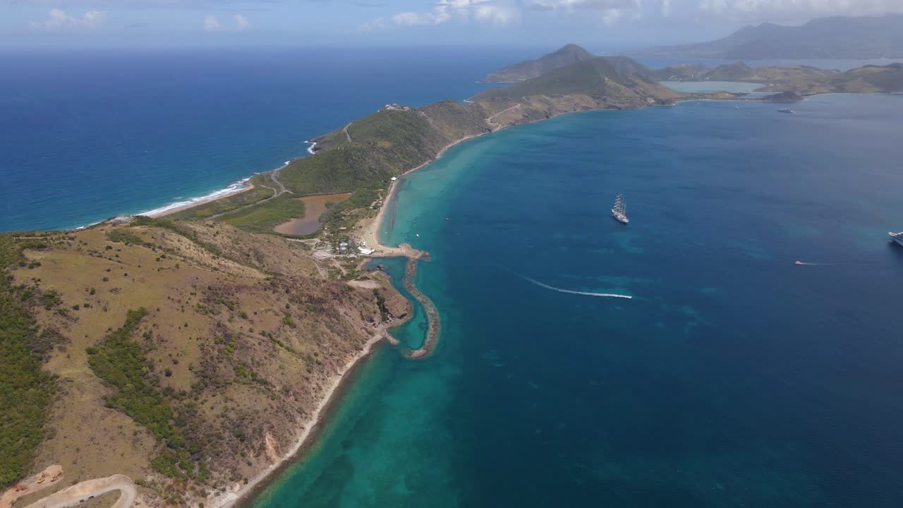 Vista aerea di una barca a vela e una nave da crociera sulla costa di Saint Kitts e Nevis - panoramica, ripresa con drone