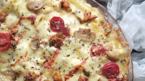 pasta de pollo horneada con salsa de tomate cremosa