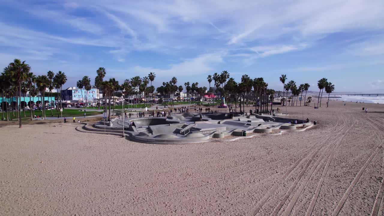 무인 항공기는 캘리포니아 베니스 해변에서 유명한 스케이트 공원을 선회합니다.