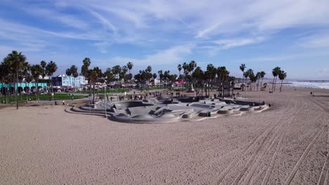 drone orbita el famoso parque de patinaje en venice beach, california