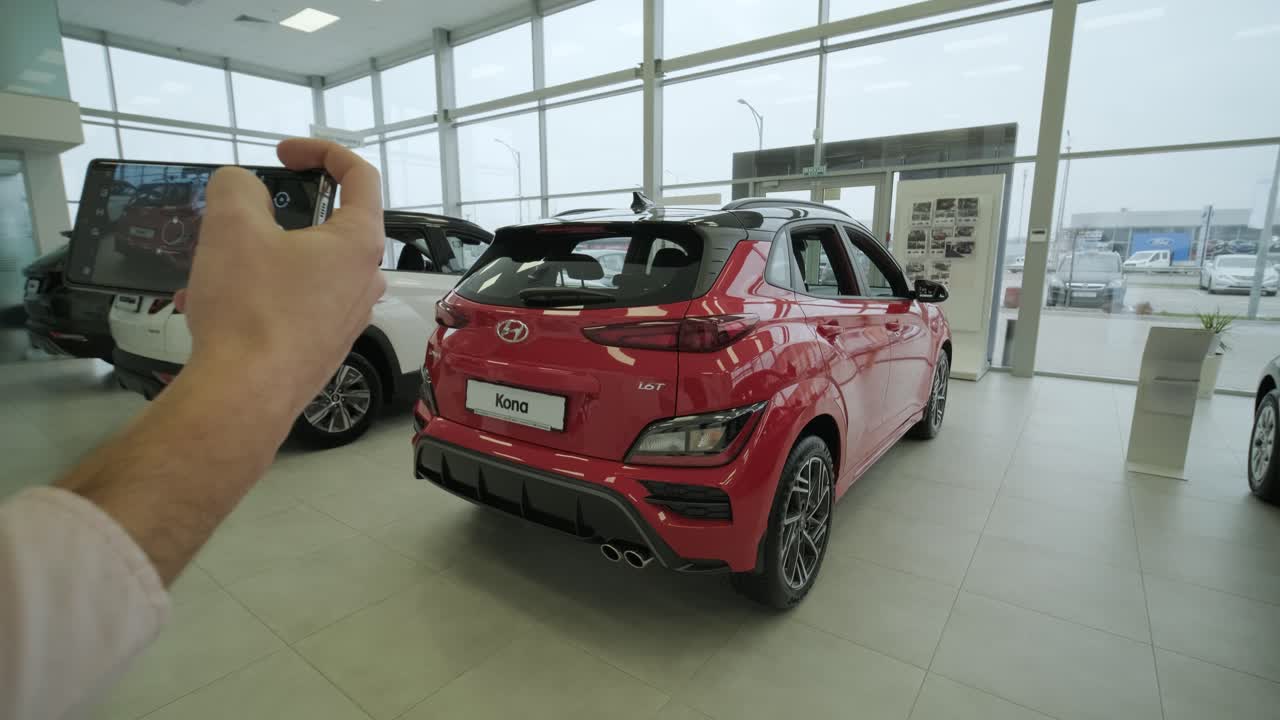 concesionario de automóviles hyundai. el gerente de concesionarios toma fotos de un automóvil nuevo para la venta. una visión general de los nuevos automóviles de prestigio en la sala de exhibición. sars para la venta en concesionista oficial de hyundai