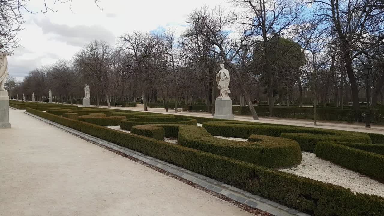 hermosos paseos en el parque retiro en madrid