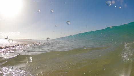olas del océano rodando y salpicando en cámara lenta