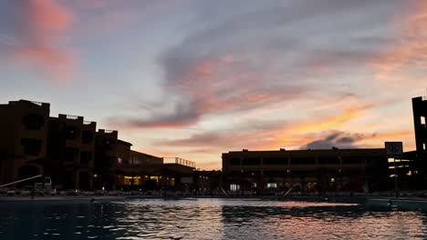 Timelapse-De-La-Puesta-De-Sol-Sobre-Un-Resort-En-Marsa-Alam,-Egipto