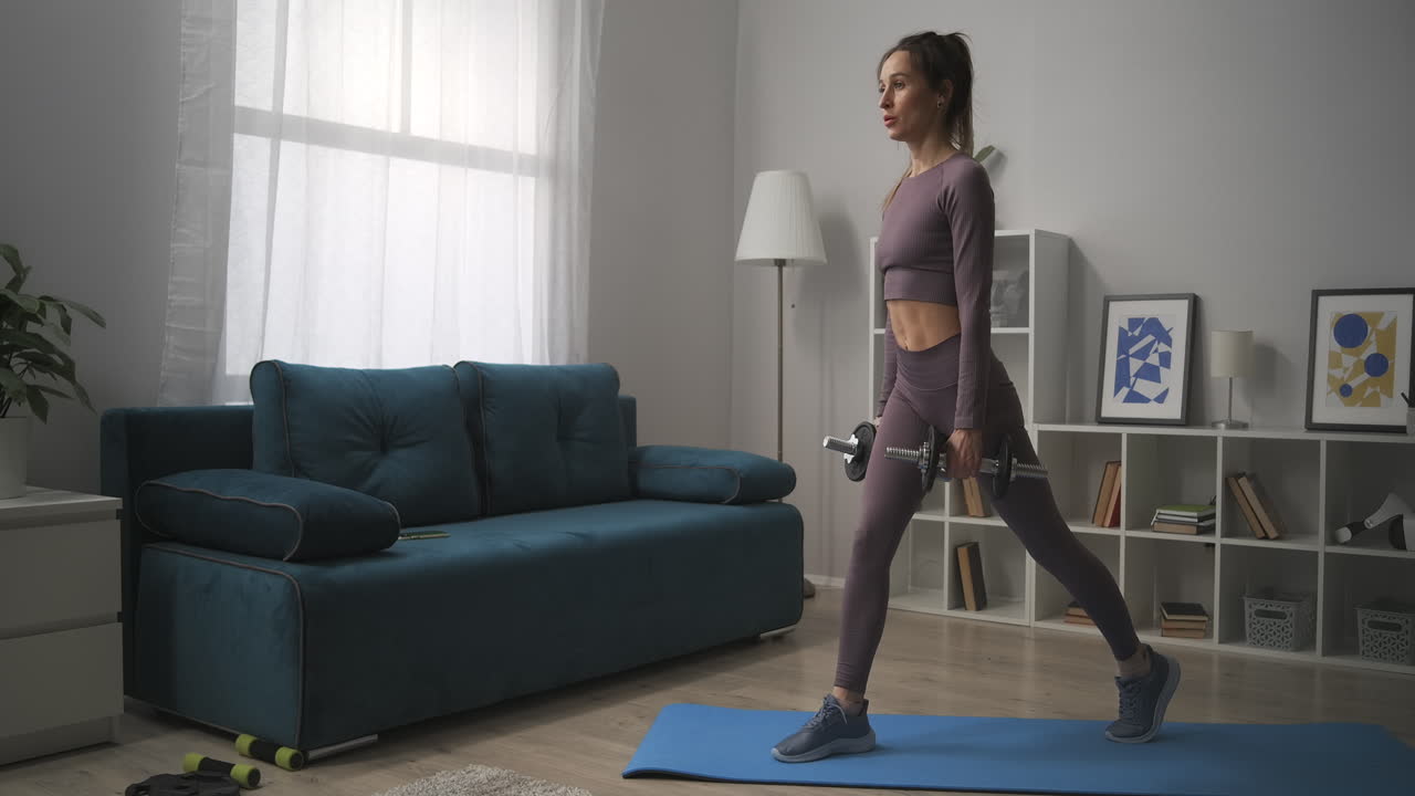agachadas con pesas mujer está haciendo ejercicios para el culo y las piernas músculos entrenamiento solo en el gimnasio de casa conejo está manteniendo en forma entrenamiento en la sala de estar