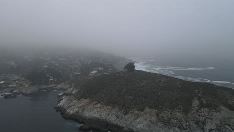 Antenne---Neblig-Punta-Zapallar-In-Zapallar,-Valparaiso,-Chile,-Weit-Wirbelnder-Schuss