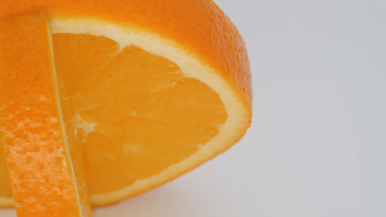 naranja sobre un fondo blanco.
