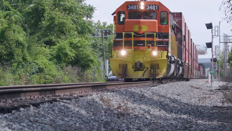 vista de ángulo bajo de un tren de carga que pasa a cámara lenta