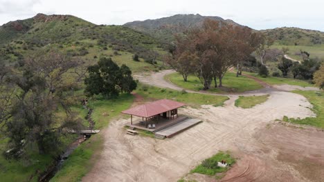 tomada de primer plano descendente aérea de la estación de tren sobreviviente del incendio woolsey de 2018 que quemó el histórico paramount ranch en agoura hills, california