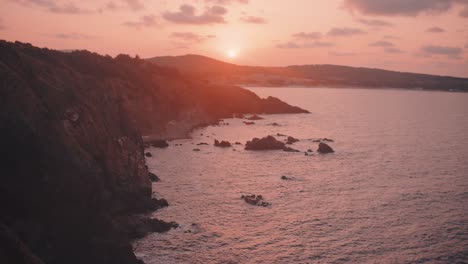 hermosa puesta de sol sobre el mar negro