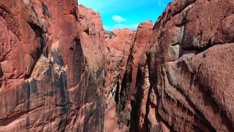 dron volando bajo y hacia atrás dentro del cañón de la ranura
