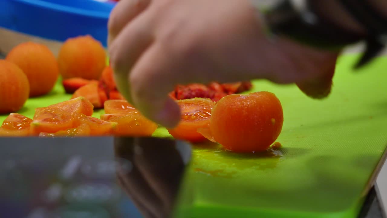 토마토와 사과를 잘라내는 것